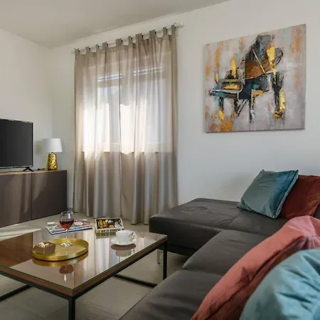 Dora Fuer 4 Personen Und 1 Kind By Interhome 풀라